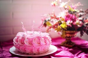 社会人カップルにおすすめの紅葉を楽しむ貸切温泉ペアプランでの誕生日サプライズは？